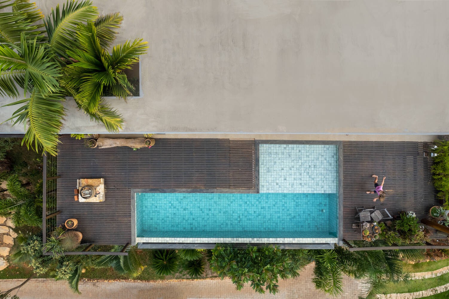 
Bể bơi được thiết kế hình chữ L, xung quanh là khu vực nghỉ ngơi, tắm nắng và cây hàng cây xanh
