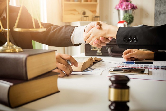 
Khi một công ty ký kết một hợp đồng cùng một đối tác, một doanh nghiệp khác thì người chuyên viên pháp chế là người đầu tiên tham gia vào việc tìm hiểu những vấn đề pháp lý.
