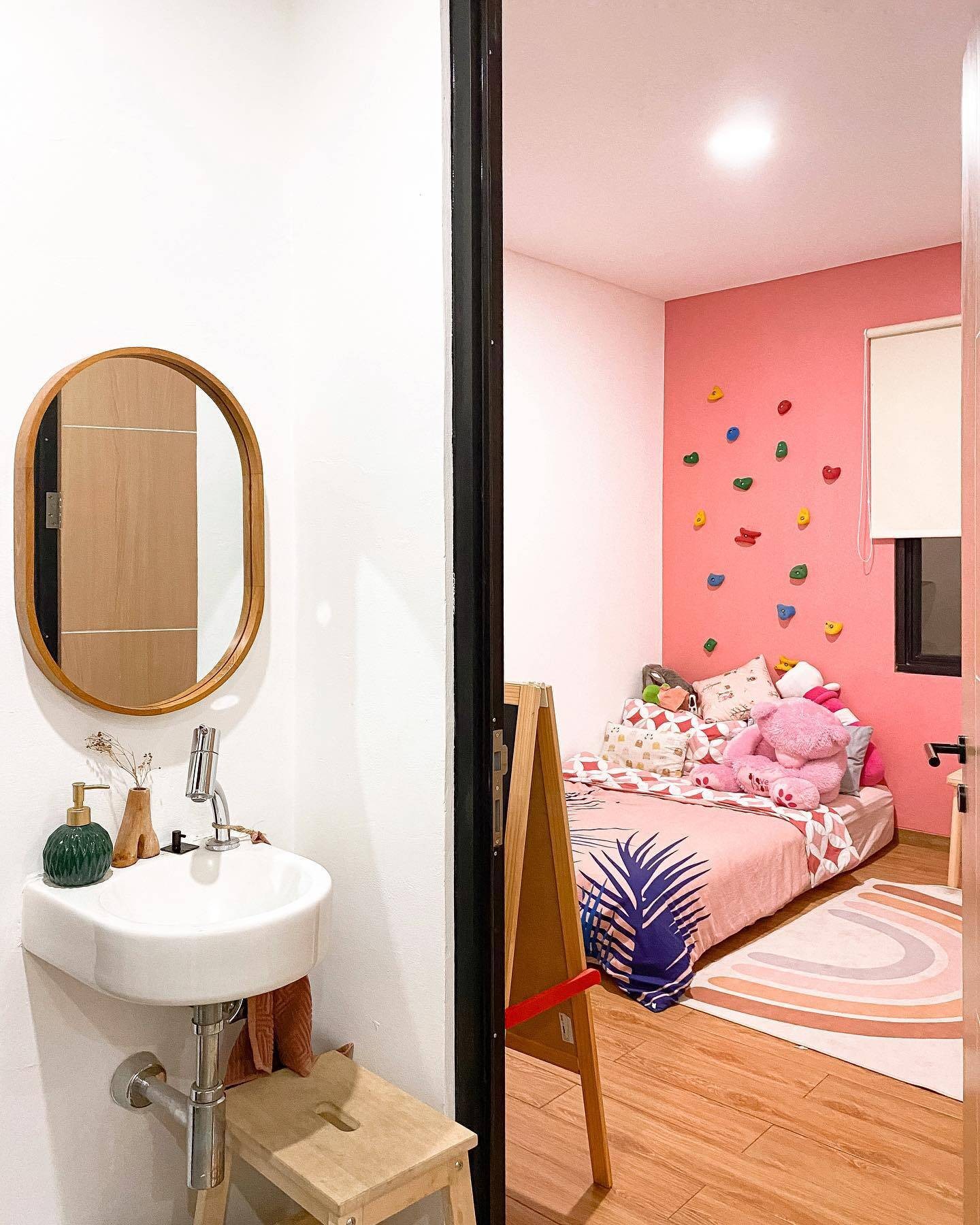 
Phòng ngủ dành cho con gái nhỏ được sơn màu hồng
