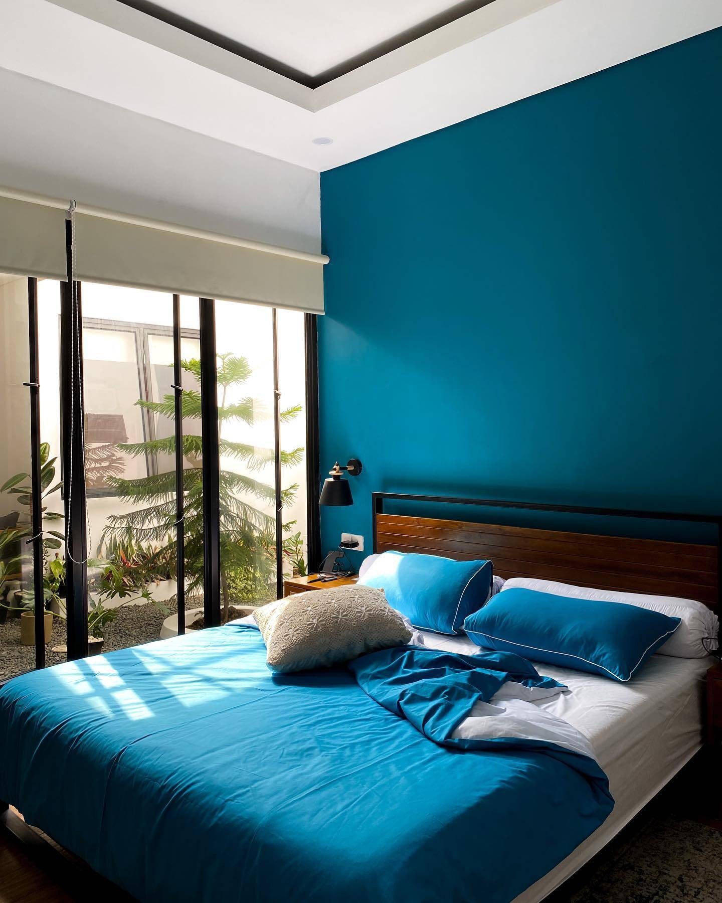 
Phòng ngủ ở tầng hai thiết kế hiện đại với màu xanh cổ vịt làm chủ đạo
