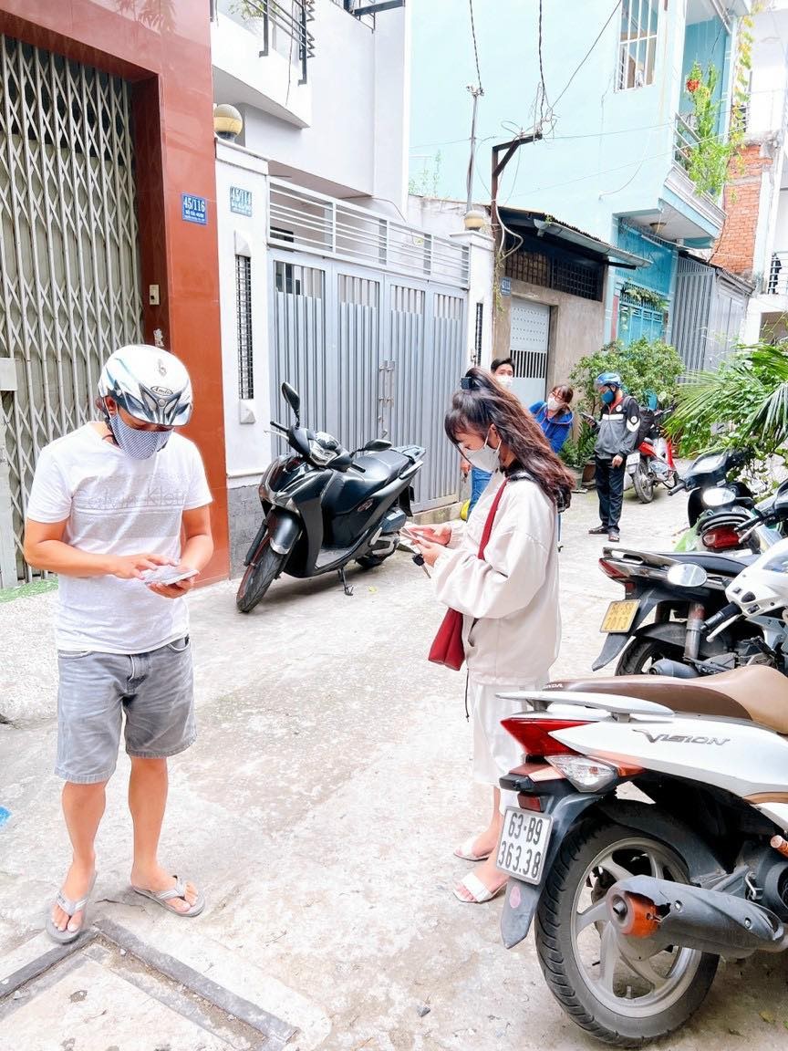 
Một nhân viên môi giới trẻ tuổi đang dẫn khách đi xem nhà ở quận Bình Thạnh, TP Hồ Chí Minh

