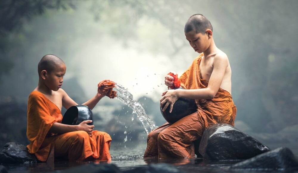 

Theo Phật giáo, sám hối theo cách hiểu thông thường là nhận biết các lỗi lầm của bản thân đã gây ra, ăn năn, sửa chữa lỗi lầm đó và hứa rằng sẽ không tái phạm sai lầm này nữa
