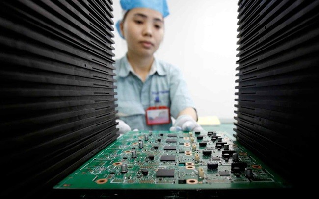 
Việc nhiều công ty công nghệ chuyển dây chuyền sản xuất sang Việt Nam sẽ giúp hàng triệu người Việt trở nên giàu có hơn trong tương lai

