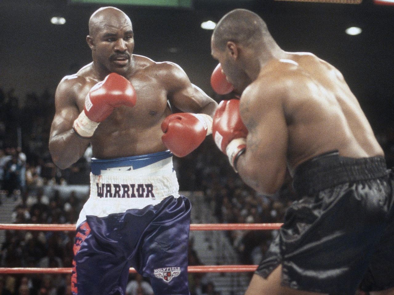 
Holyfield trong trận đấu nổi tiếng với Mike Tyson.
