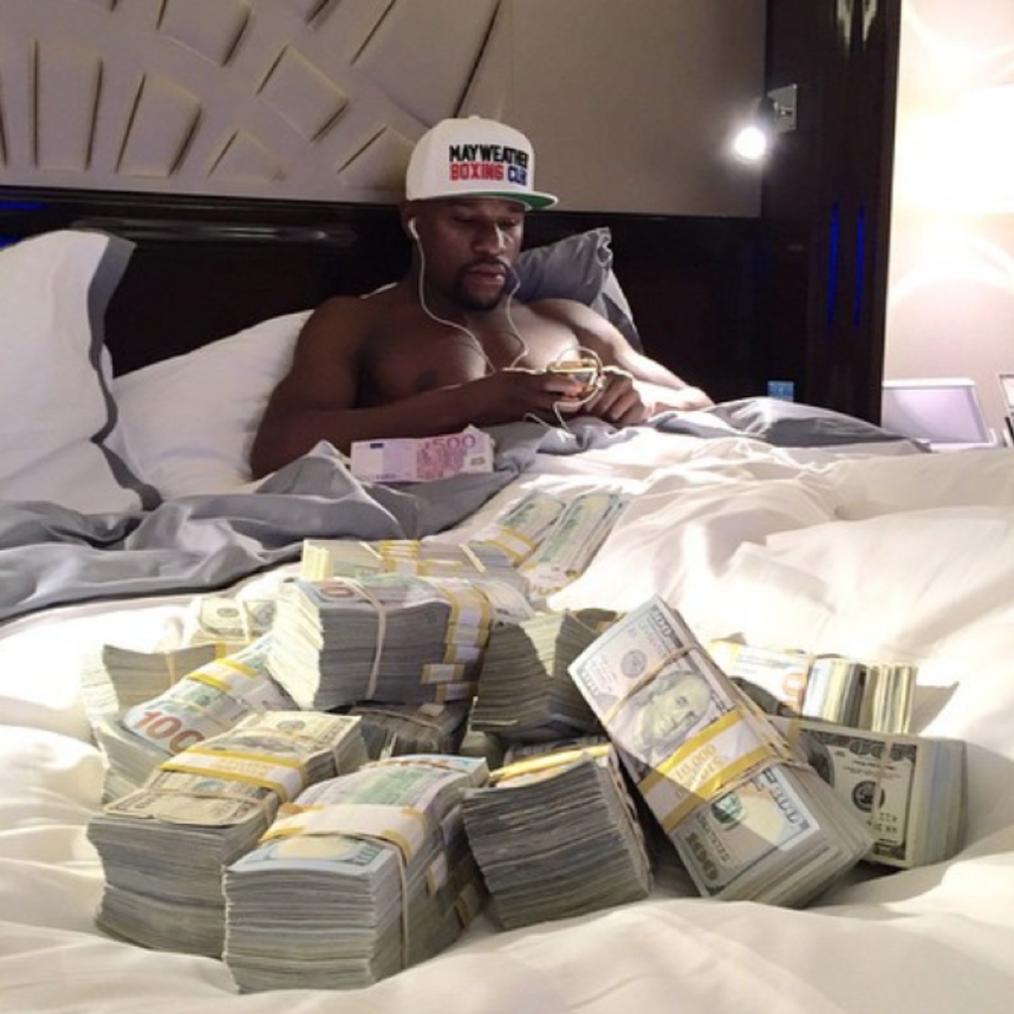 
Mayweather không bao giờ có thể kìm nén sở thích khoe tiền.
