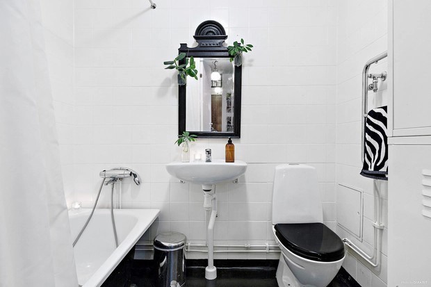 
Phòng tắm được thiết kế cực kỳ nhỏ gọn với màu trắng-đen cơ bản làm chủ đạo
