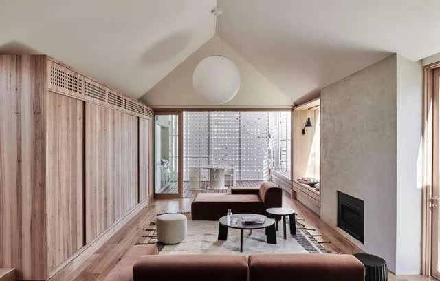 
Nội thất bên trong căn nhà sử dụng loại gỗ cứng có nguồn gốc từ Australia, được dùng để ốp mặt tiền sàn nhà và trần nhà
