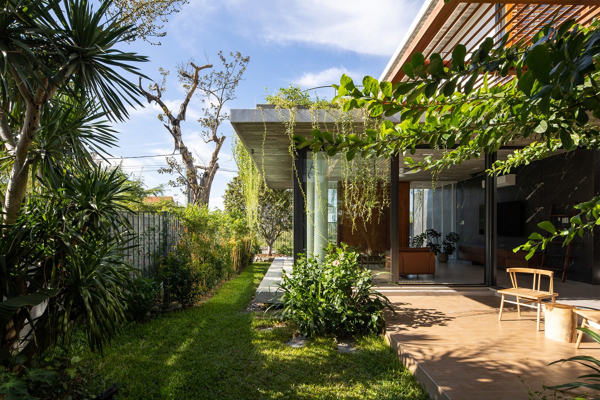 
Cây xanh được trồng từ ngoài vào trong nhà, giúp cho không gian sống có được sự mát mẻ
