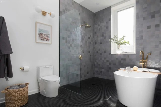 
Phòng tắm rộng rãi với màu xám chủ đạo, tạo cảm giác ấn tượng, lạ mắt
