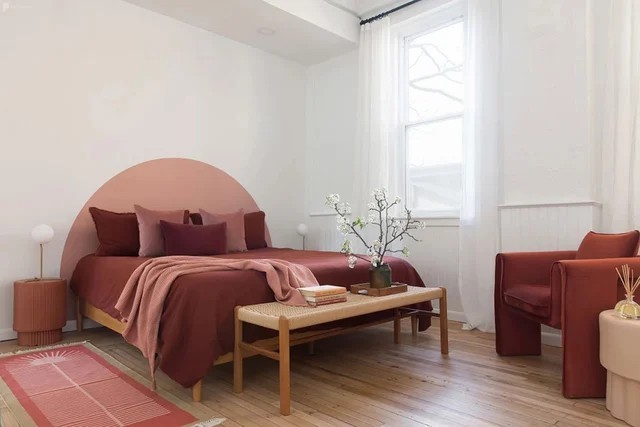 
Phòng ngủ với tông màu trắng và đỏ nâu làm chủ đạo
