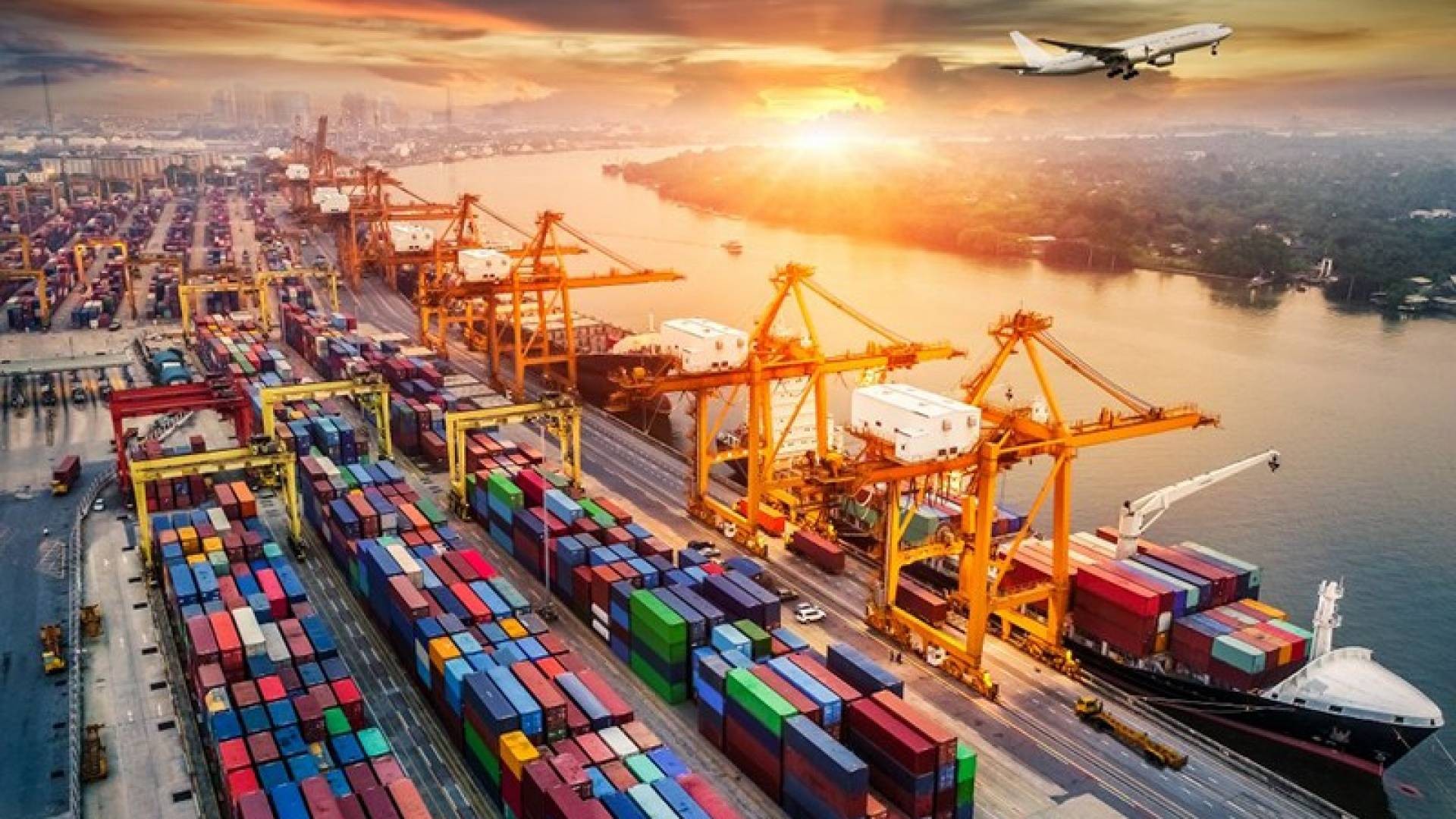 
Có nhiều doanh nghiệp logistics cho biết sản lượng hàng hóa vận chuyển có dấu hiệu sụt giảm từ tháng 5 vừa qua
