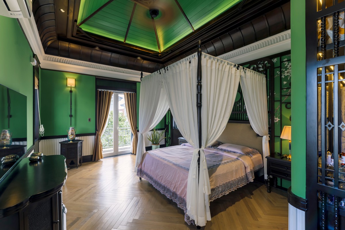 
Phòng ngủ master được thiết kế theo phong cách cung điện Á đông xưa
