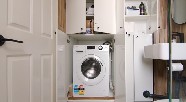
Hệ tủ nhỏ đặt bên trong nhà tắm, là nơi đặt máy giặt và đồ dùng vệ sinh hàng ngày&nbsp;

