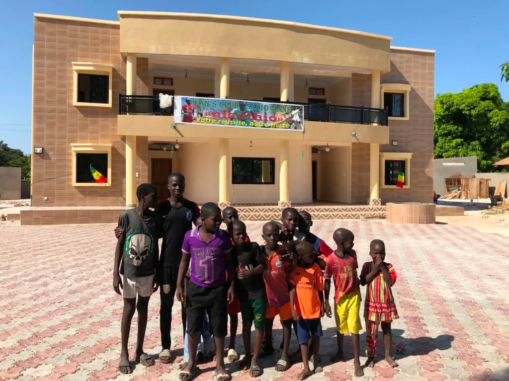 
Một ngôi trường do anh bỏ tiền túi xây dựng tại Senegal
