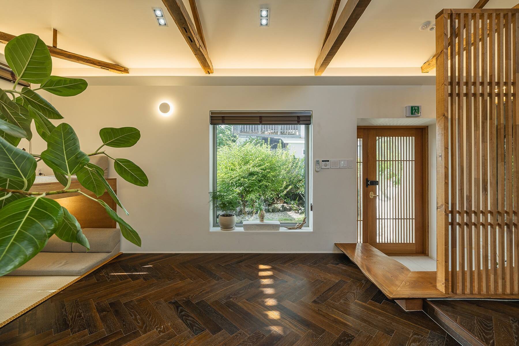 
Không gian phòng khách ấm cúng với chất liệu gỗ làm chủ đạo, là nơi đón chào du khách đầu tiên khi bước chân vào trong nhà
