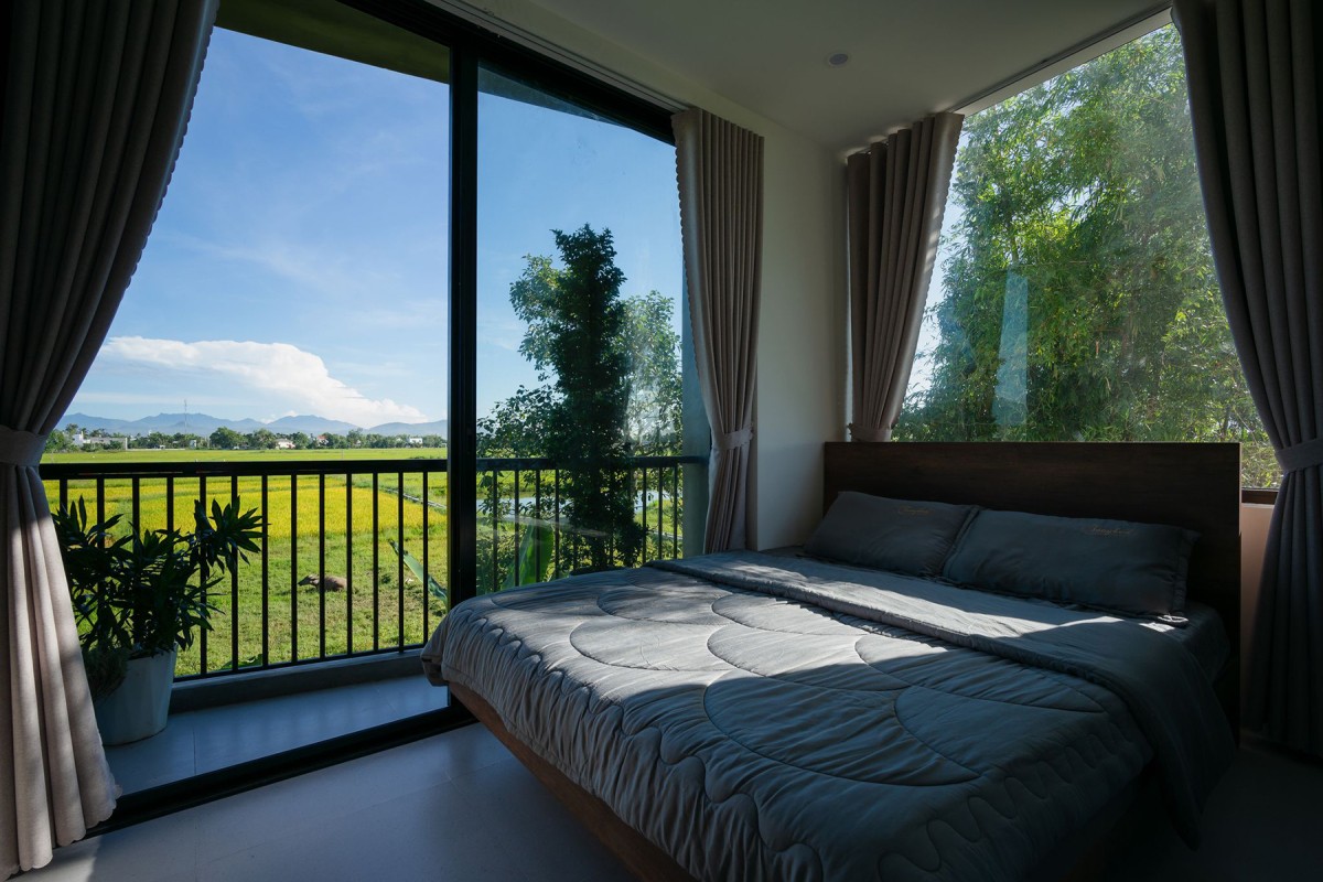 
Phòng ngủ nhìn thẳng ra đồng lúa và núi rừng thiên nhiên phía trước
