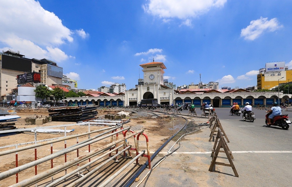 
Trong 8 năm qua, mặt tiền chợ Bến Thành bị che khuất bởi hệ thống rào chắn phục vụ dự án xây dựng tuyến metro số 1 (Bến Thành - Suối Tiên).

