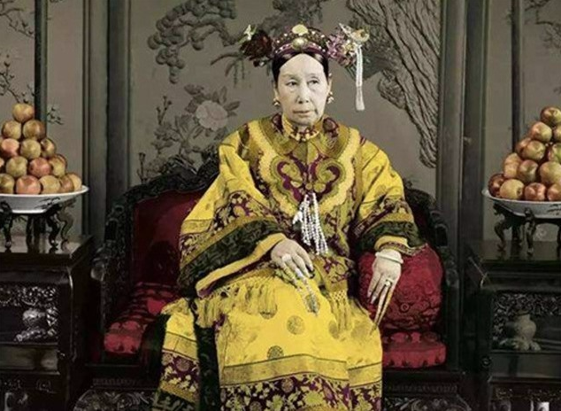 
Sau khi Hàm Phong đế qua đời, Đồng Trị lên ngôi khi tuổi còn rất nhỏ, Từ Hi Thái hậu đã buông rèm nhiếp chính trong gần nửa thế kỷ
