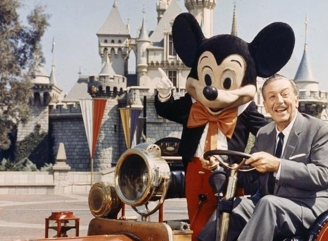 
Walt Disney sinh ra ở Chicago năm 1901 và lớn lên tại Missouri

