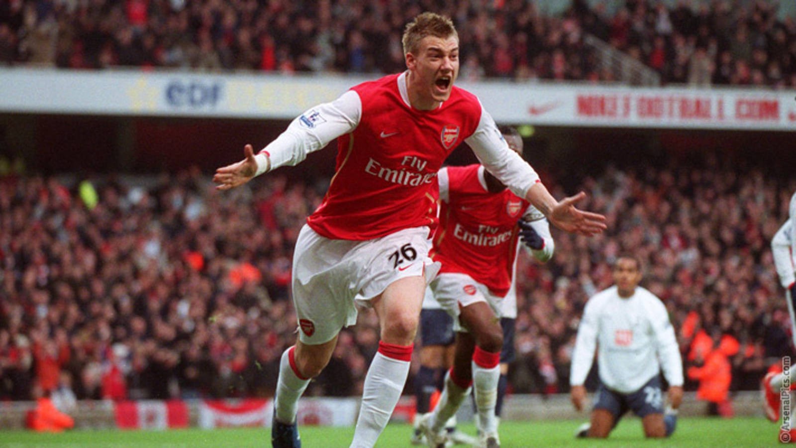 
Nicklas Bendtner từng là tiền đạo trẻ đầy hứa hẹn của Arsenal.
