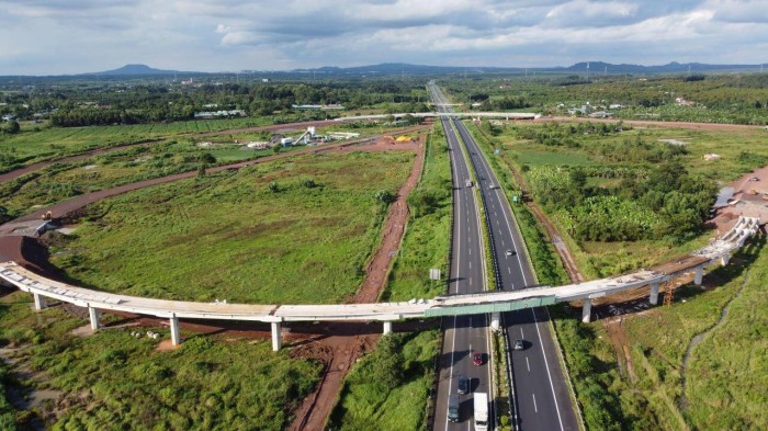 
Công trình cầu vượt kết nối vào cao tốc TP Hồ Chí Minh - Long Thành - Dầu Giây đang được thi công.
