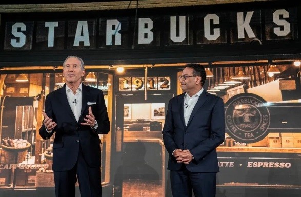 
Howard Schultz (trái) và Laxman Narasimhan tại sự kiện. Nguồn ảnh: Internet
