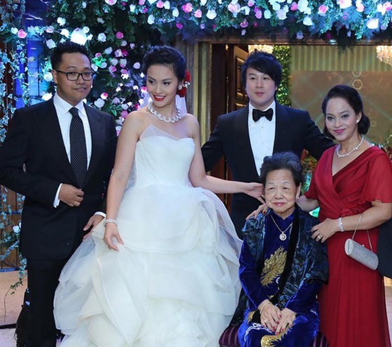 

Vào cuối năm 2013, Thanh Bùi và Trương Huệ Vân đã đi đến kết hôn nhưng chỉ giới hạn khách mời là người nhà và bạn bè, xuất hiện trong lễ cưới, Trương Huệ Vân đã khiến cho khách mời phải trầm trồ bởi chiếc váy cưới hàng hiệu trị giá 200 triệu đồng
