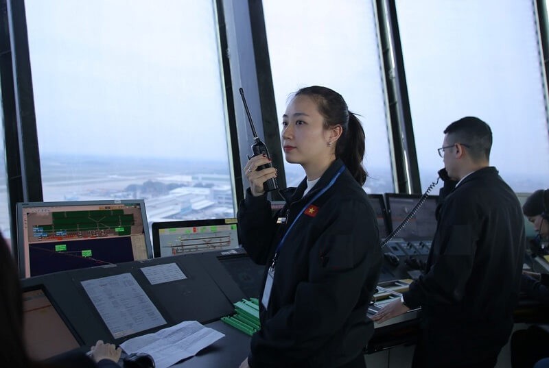 Đối với những người học và làm việc trong ngành Quản lý hoạt động bay nói riêng bắt buộc phải tuân thủ những quy định vô cùng nghiêm ngặt. Ảnh minh hoạ