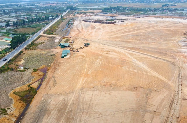 
Tập đoàn Amata còn đóng vai trò là chủ đầu tư xây dựng khu công nghiệp Sông Khoai tại Quảng Yên với diện tích lên đến 714 ha, dự kiến được thực hiện trong giai đoạn 2018 - 2026 với vốn đầu tư lên đến trên 3.500 tỷ đồng,&nbsp;công tác giải phóng mặt bằng dự án cũng đang được triển khai ở các giai đoạn khác nhau
