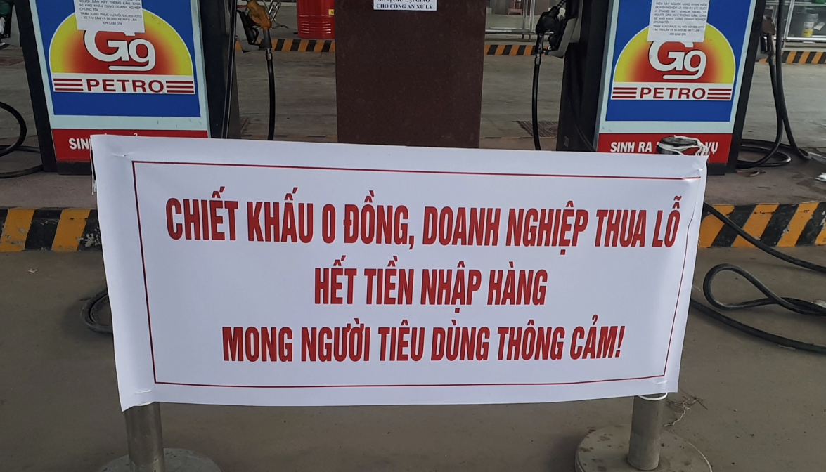 Nhiều doanh nghiệp đã phải căng băng rôn thông báo rằng “kinh doanh thua lỗ, hết tiền nhập hàng, mong người dùng thông cảm” vì kinh doanh thua lỗ và không thể tìm được nguồn hàng