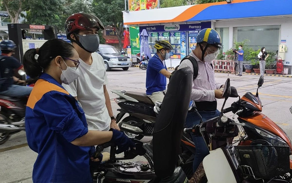 Liên quan đến tình hình này, nhiều thương nhân phân phối xăng dầu ở phía Nam cũng cho biết, bình thường họ vẫn có thể nhập hàng, thế nhưng hiện tại, họ không thể tiếp cận được nguồn hàng vì những thương nhân đầu mối chỉ có thể chú trọng cho việc đảm bảo cung ứng trong hệ thống của họ. Ảnh minh họa