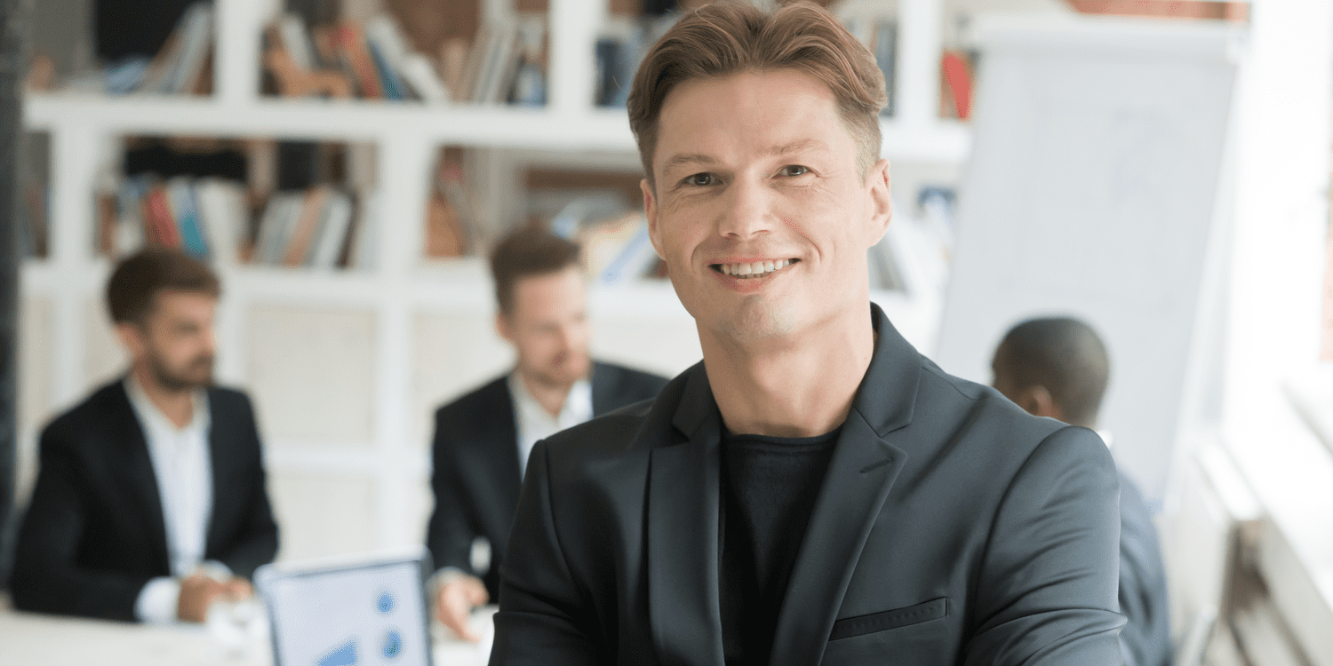 Holding company được coi là một công ty chuyên nắm giữ cổ phần của một công ty nào đó, đơn giản hơn thì công ty Holding bao gồm những công ty con trong đó, có thể là hoàn toàn thuộc về quyền sở hữu của Holding company hoặc là một công ty có sự góp vốn của Holding company.
