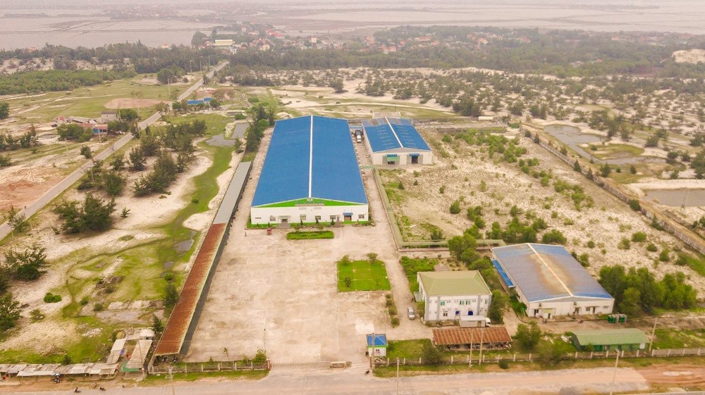 Tỉnh Quảng Bình sở hữu các yếu tố có lợi như vị trí đắc địa, diện tích và lực lượng lao động đông đảo, có trình độ phục vụ phát triển khu công nghiệp, khu kinh tế.
