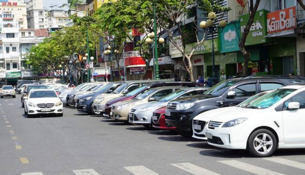 Việc dành tiền mua xe đã khó, mà tìm chỗ gửi xe cũng gian nan không kém