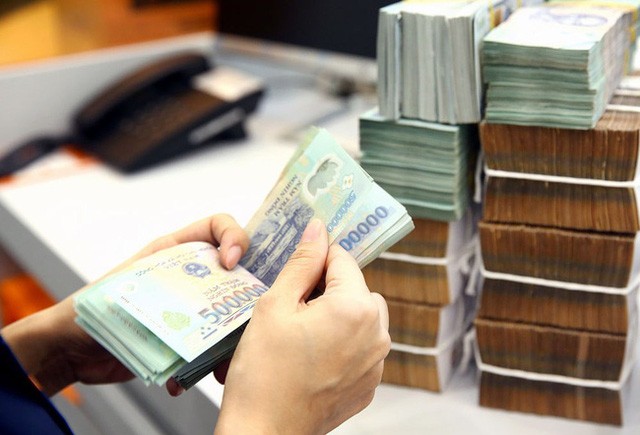 Cơ cấu nợ công đang chuyển từ vay nợ nước ngoài sang vay nợ trong nước cũng đã hạn chế được rủi ro của nền kinh tế trước những biến động tiền tệ và tỷ giá ở trên thế giới