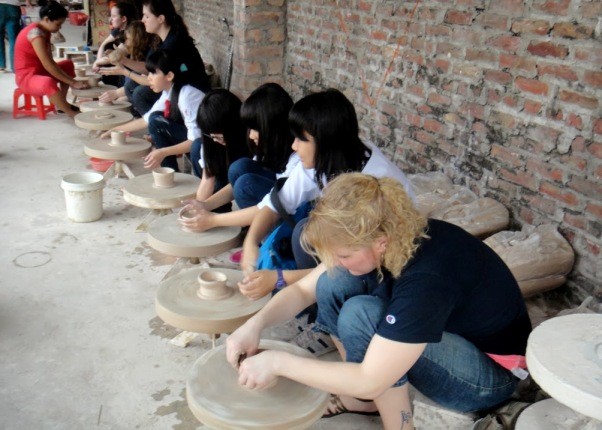 
Hiện tại, ở Bảo tàng Lịch sử Việt Nam và Bảo tàng Mỹ thuật Việt Nam vẫn còn lưu giữ và trưng bày những đồ gốm, sứ của các thời đại để minh chứng cho sự hưng thịnh của đồ gốm ở nước ta. Ảnh minh hoạ

