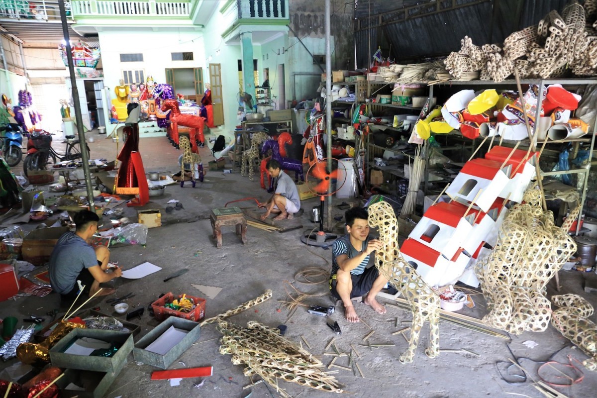 
Nếu như vài năm trước việc đốt vàng mã đã trở thành trào lưu thì đến hiện nay chính quyền cũng đã có những biện pháp để hạn chế tình trạng đốt vàng mã mất kiểm soát như vậy. Ảnh minh họa
