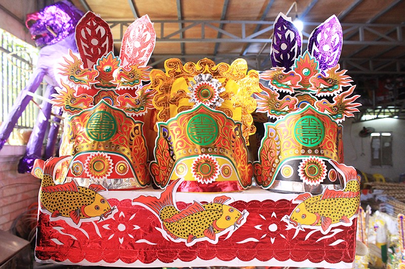 
Trên thị trường hiện nay, những mặt hàng vàng mã đã trở nên phong phú đa dạng hơn so với nhiều năm trước như nhà lầu xe hơi, giày cao gót, điện thoại, iPad, thậm chí cả ôsin bằng mã. Ảnh minh họa
