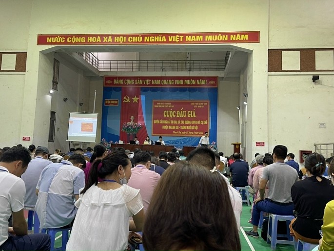 
Đông đảo khách hàng tham gia cuộc đấu giá quyền sử dụng đất tại huyện Thanh Oai, TP Hà Nội.
