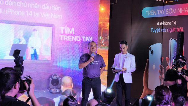 
Chia sẻ trong một sự kiện, CEO Đoàn Văn Hiểu Em cho biết, đợt mở bán iPhone 14 mới đây tại Việt Nam đã thiết lập vô số các kỷ lục mới, TopZone đã nhận 80.000 đơn đặt hàng, trong đó có một nửa là khách hàng đặt cọc từ trước
