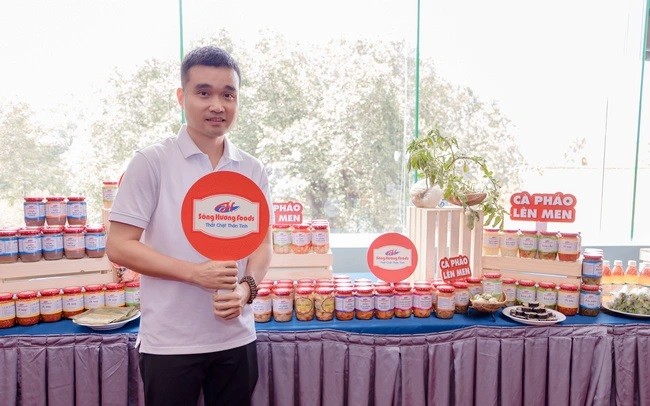 

Anh Tuấn đã quyết định nghỉ việc và trở về tiếp quản Sông Hương Foods - đây là công ty sản xuất mắm, đồ muối mà dì dượng anh đã gây dựng trong 25 năm qua
