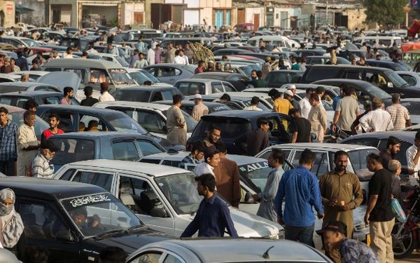 
Lạm phát tăng cao đã tạo nên ô tô cũ còn đắt hơn cả xe mới tại Pakistan
