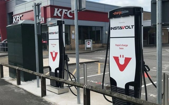 
Trạm sạc xe điện tại chuỗi cửa hàng KFC
