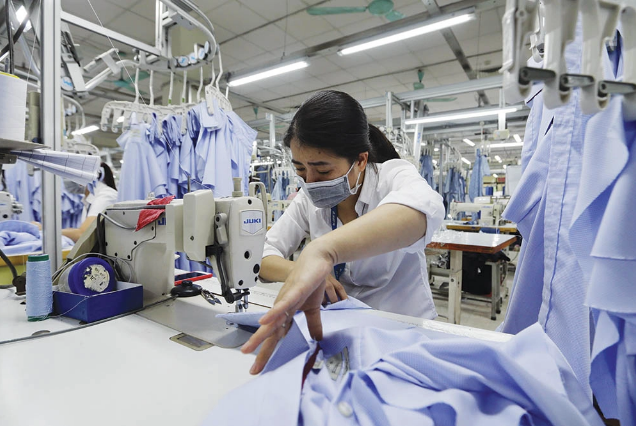 
Bên cạnh nhu cầu nhập khẩu suy giảm, các doanh nghiệp dệt may Việt Nam còn phải đối mặt với yêu cầu truy xuất nguồn gốc đối với bông, sợi, vải từ những hiệp định tự do thương mại thế hệ mới. Ảnh minh họa
