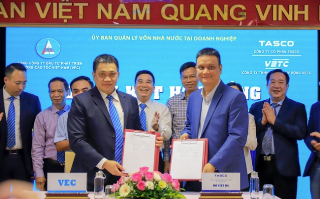 
Tổng công ty Đầu tư phát triển đường cao tốc Việt Nam (VEC) tổ chức Lễ ký kết hợp đồng Gói thầu thuê dịch vụ thu phí những dự án đường cao tốc do VEC quản lý và khai thác giữa Chủ đầu tư – VEC và Nhà thầu là CTCP Tasco
