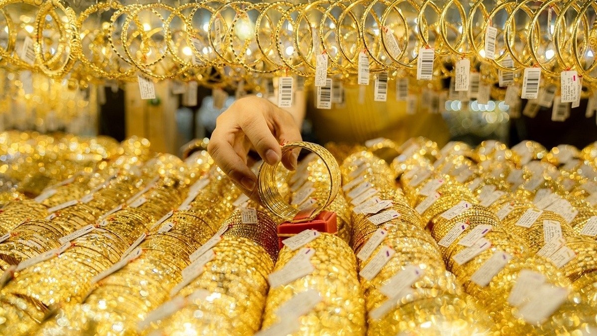 
Vàng thường giữ giá trị tốt hơn nhiều loại tài sản khác. Như vậy, vàng có thể là công cụ ngừa lạm phát khi mà sức mua của hàng hóa và dịch vụ giảm
