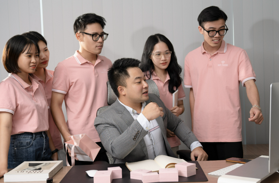 
Kể từ năm 2014, vị CEO này đã vạch ra một định hướng rõ ràng cho Huy Thanh Jewelry, đó là làm ra sản phẩm với chất lượng tốt nhất phải dốc tâm và dốc sức
