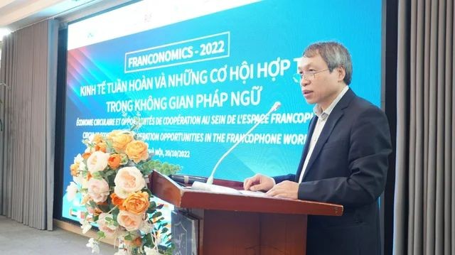 
Viện trưởng Viện Kinh tế Việt Nam - Ông Bùi Quang Tuấn chia sẻ vấn đề
