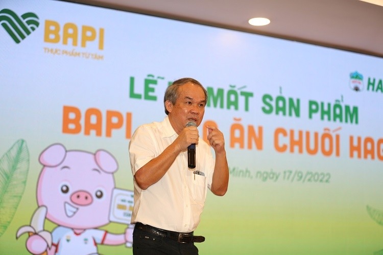 
Ông Đoàn Nguyên Đức - Chủ tịch HAGL cho biết, có đến khoảng 200.000 tấn chuối không đảm bảo theo tiêu chuẩn xuất khẩu của HAGL sẽ được mang đi để sấy khô, sau đó nghiền thành bột, phối trộn với đạm thực vật để làm thức ăn cho heo
