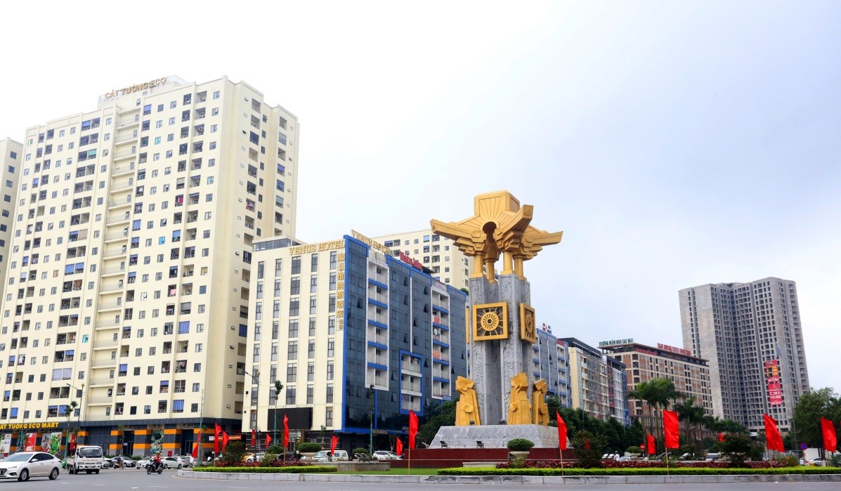 
Cột tháp tại vòng xuyến thuộc khu đô thị Trầu Cau mang biểu tượng Lầu Sao Khuê và văn hóa quan họ, một trong những nét đặc sắc của Bắc Ninh.
